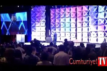 Hillary Clinton’a ayakkabı fırlatıldı