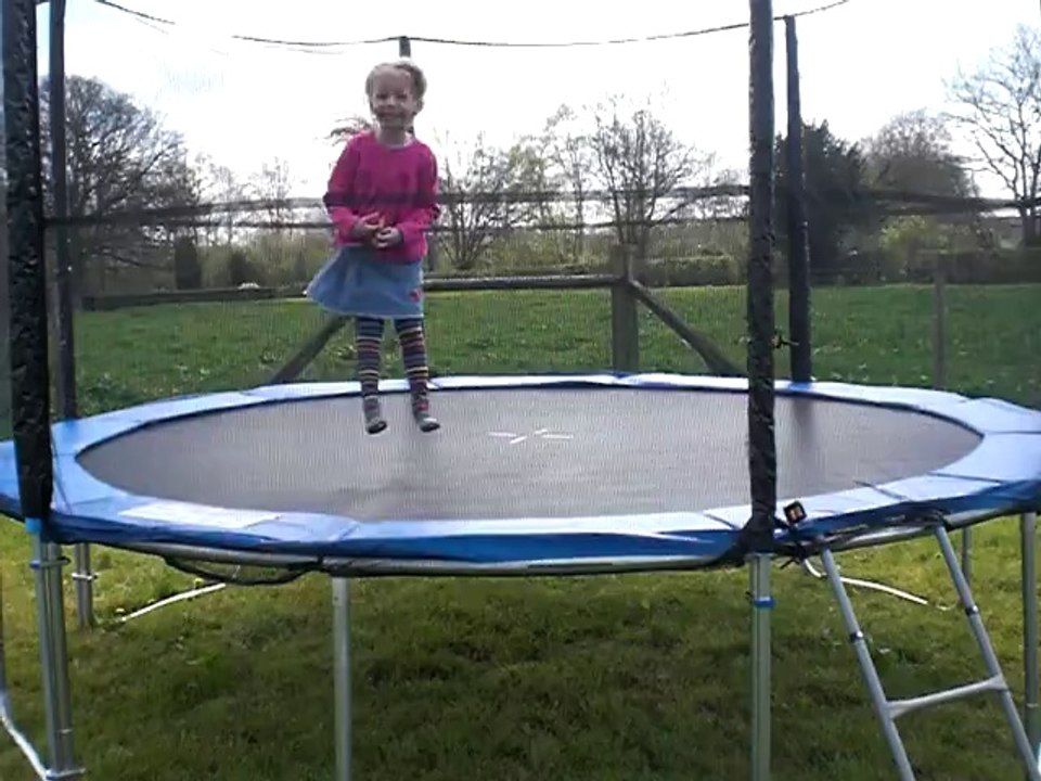 Lilou et son trampoline