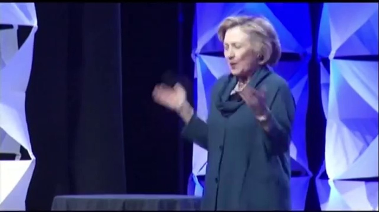 Hillary Clinton victime d'un lancer de chaussure