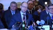 Ukraine PM Yatsenyuk offers fresh talks to end stand-off crisis