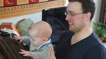 Ella essaie de faire comme Papa