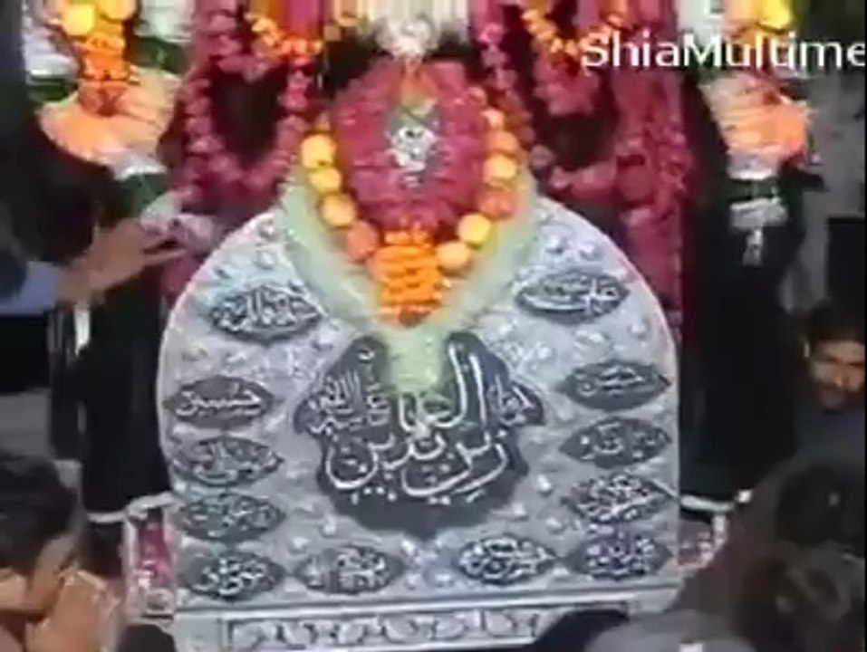 وأخيراً ظهر ما كُنّا نحذّر منه من عودة عبادة الأصنام من دون الله !!!! الشيعة في پاكستان اتخذوا لهم إلهاً يسجدون ويذبحون له من دون الله ، كما اتخذ اجدادهم من بني إسرائيل العجل في زمن نبي الله موسى عليه السلام !!!!!!!