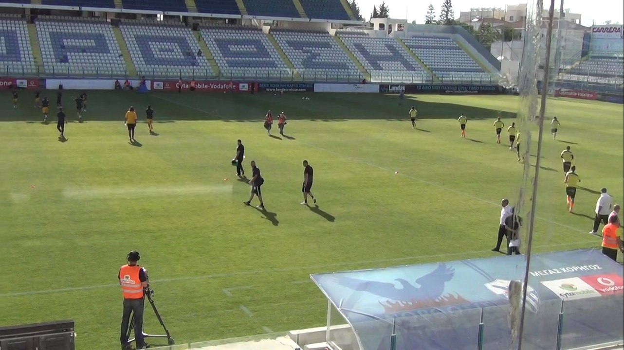 Η είσοδος των δύο ομάδων για προθέρμανση