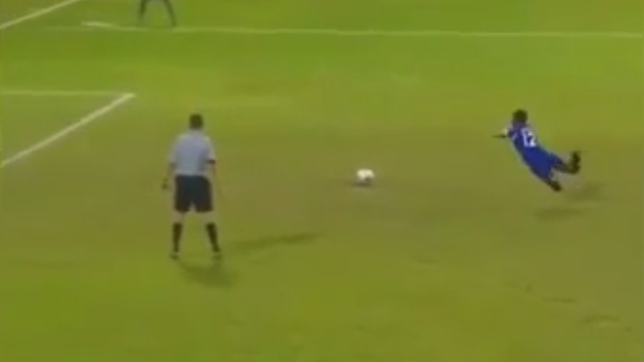 Penalty : une feinte involontaire géniale !