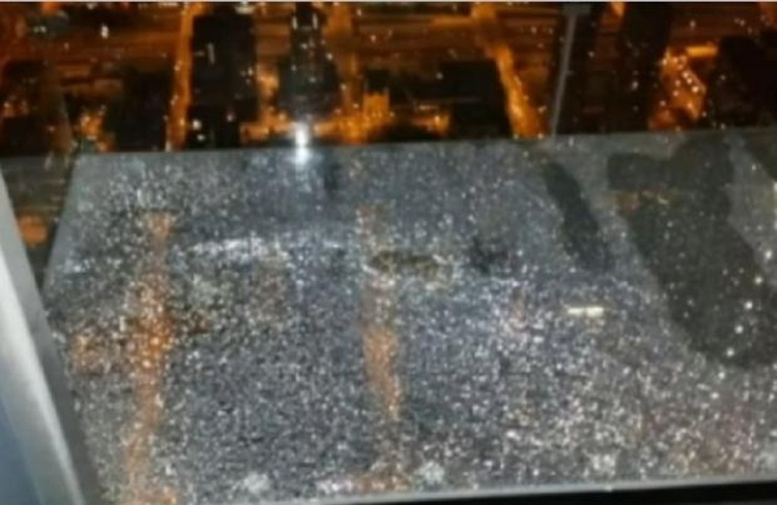 Une cage en verre suspendue à une tour se fissure sous les pieds de visiteurs