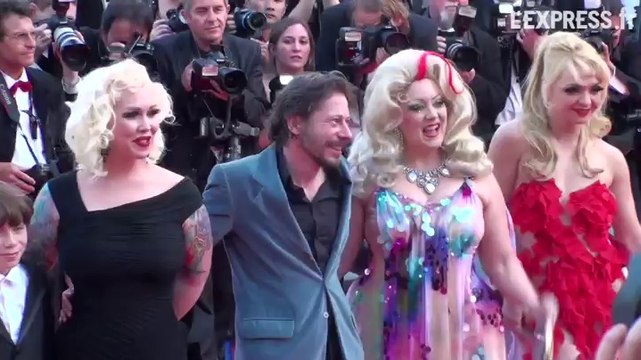 La montée des marches des Girls de Mathieu Amalric