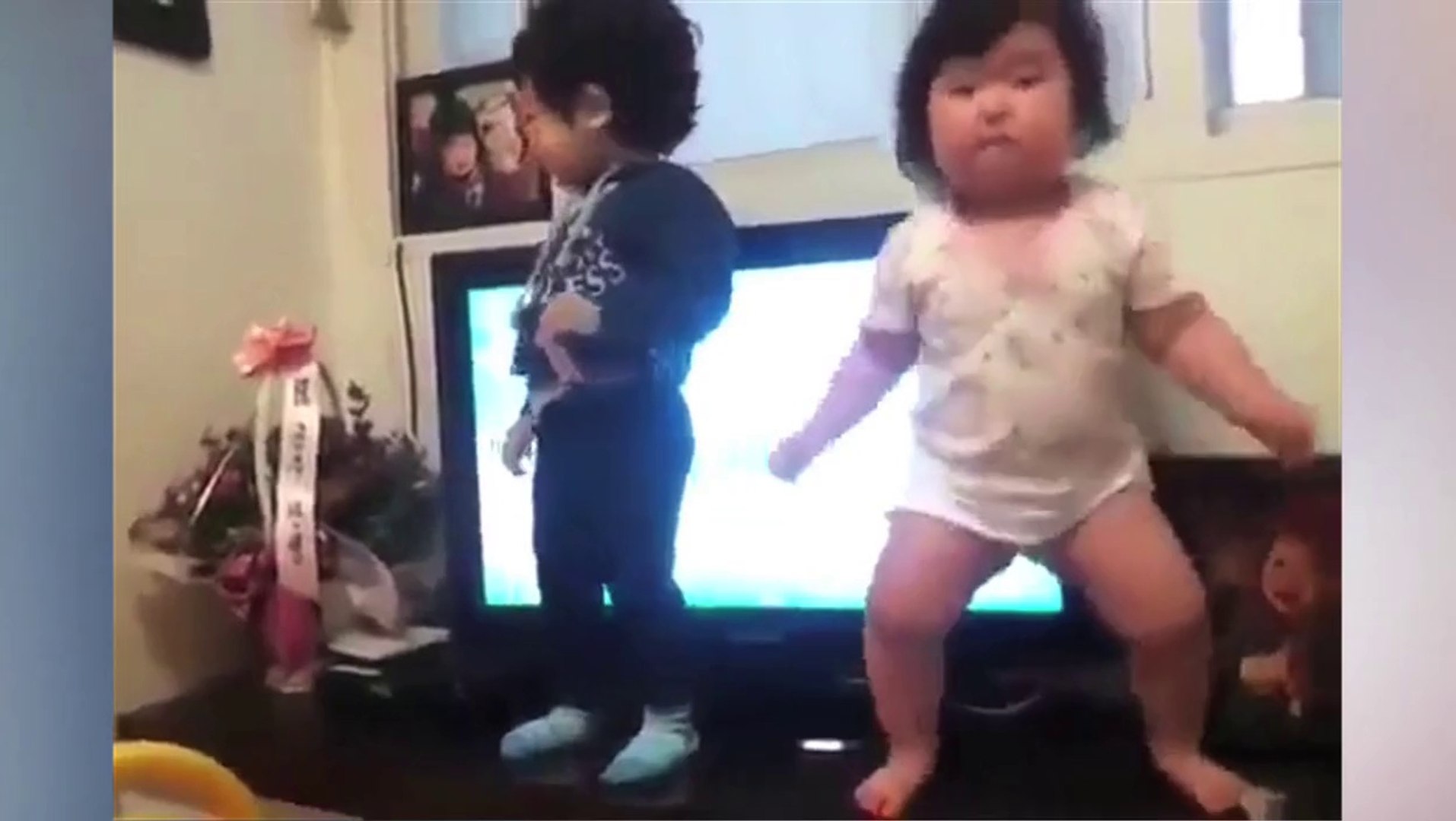 Un Bebe Coreen Cree Une Danse Et Fait Le Buzz Video Dailymotion