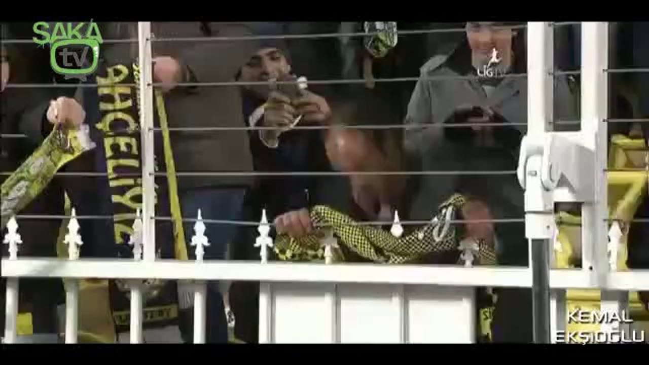 Tribünde Mala Bağlayan Taraftar