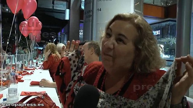 La Maquinista celebra una cena multitudinaria con más de 200 personas vestidas de rojo