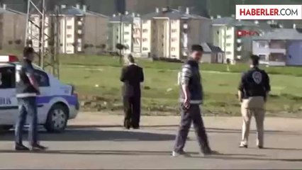 Askerlere Atmak İstediği El Bombası Elinde Patladı