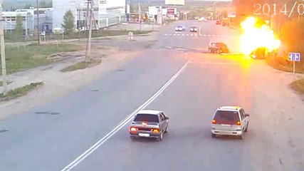 Crazy Car explosion after crash in russia!