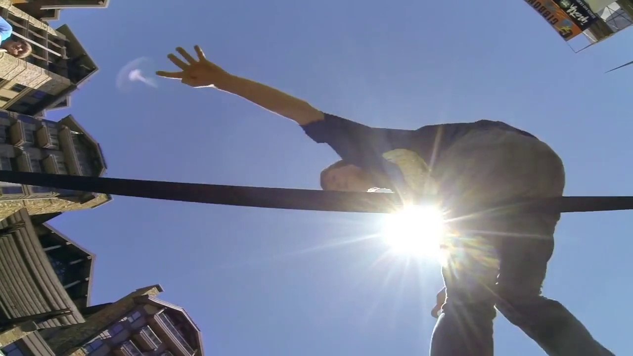 Démo de Slackline avec le très jeune et talentueux Alex Mason