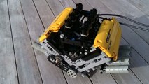 Un moteur V8 assemblé en pièces de LEGO