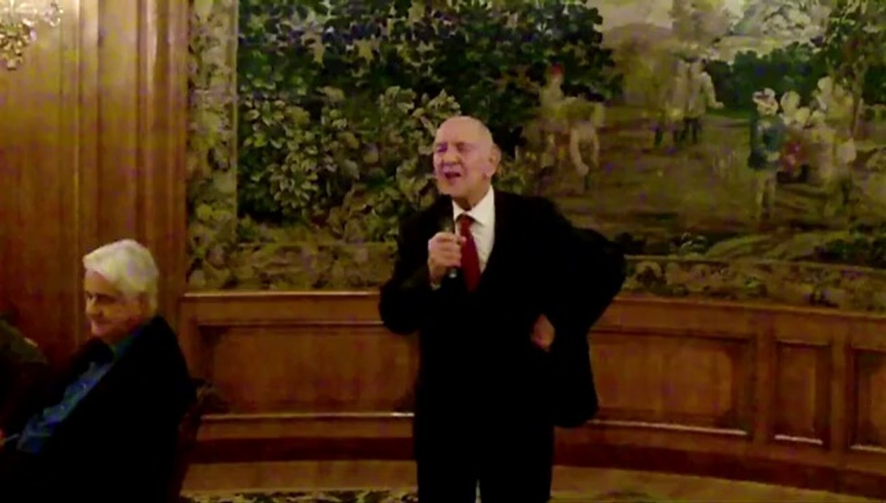 Stéphane Hessel récite un poème érotique de Baudelaire