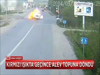 Kırmızı ışıkta geçen kamyona çarptı alev topuna döndü