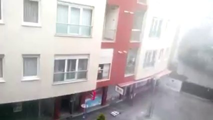 istanbula hem yağmur hemde dolu yağdı