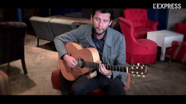 Alexis HK interprète Le dernier présent en session pour L'Express