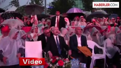 Konseri Yağmur Altında İzledi