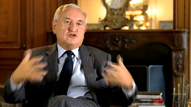 VIDEO. Jean-Pierre Raffarin : « A condition d’avoir son numéro de téléphone à portée de main jour et nuit, Nicolas Sarkozy est gérable »