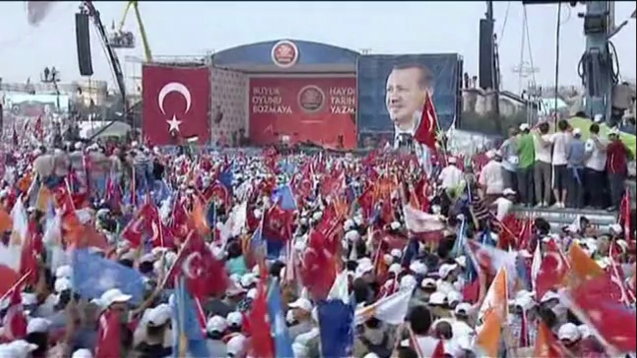 Turquie: Erdogan justifie son coup de force devant ses partisans