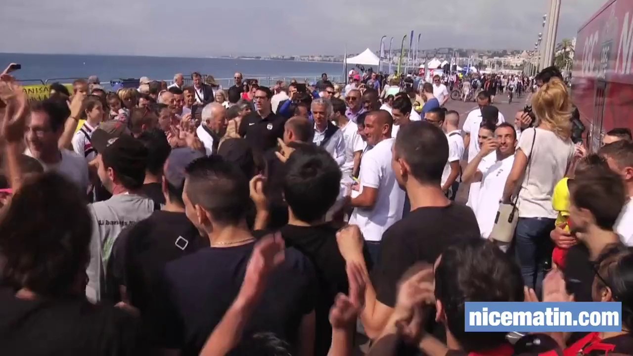 Les supporters niçois encouragent la "Selecioun" avant Östersund