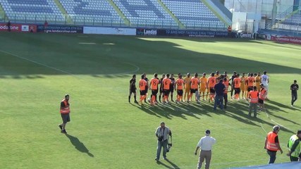 Oι χειραψίες πριν την έναρξη του αγώνα