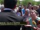 Valls interpellé à Trappes par une habitante devant les caméras