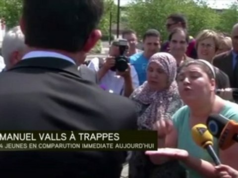 Valls interpellé à Trappes par une habitante devant les caméras