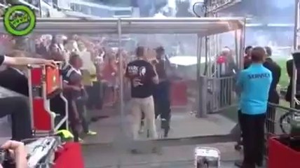 Franck Ribéry échange un enfant pour avoir l'air plus grand