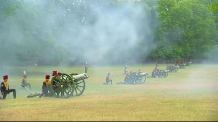 Londres: des canons retentissent pour célébrer le bébé royal