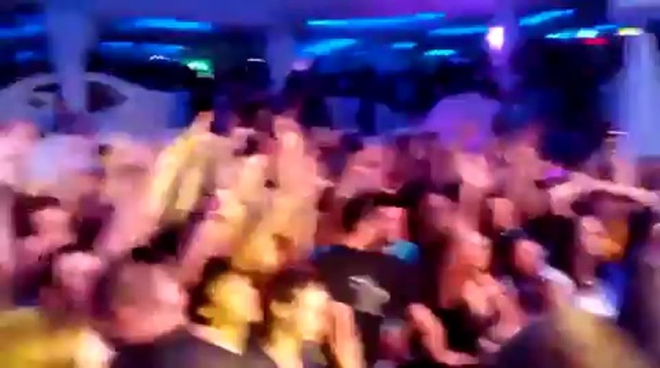 Un groupe de punk rock américain outrage le drapeau russe