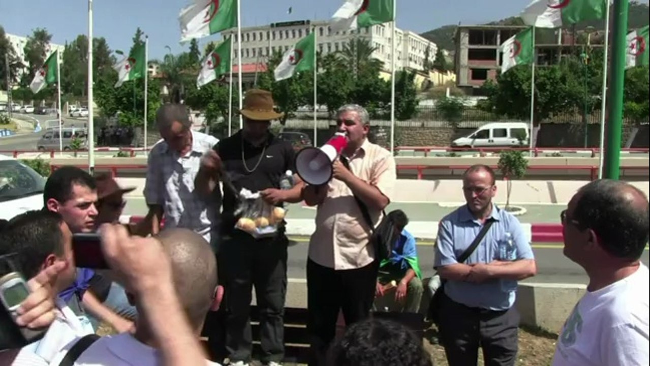 Des Algériens militants de la laïcité mangent en public pendant le ramadan