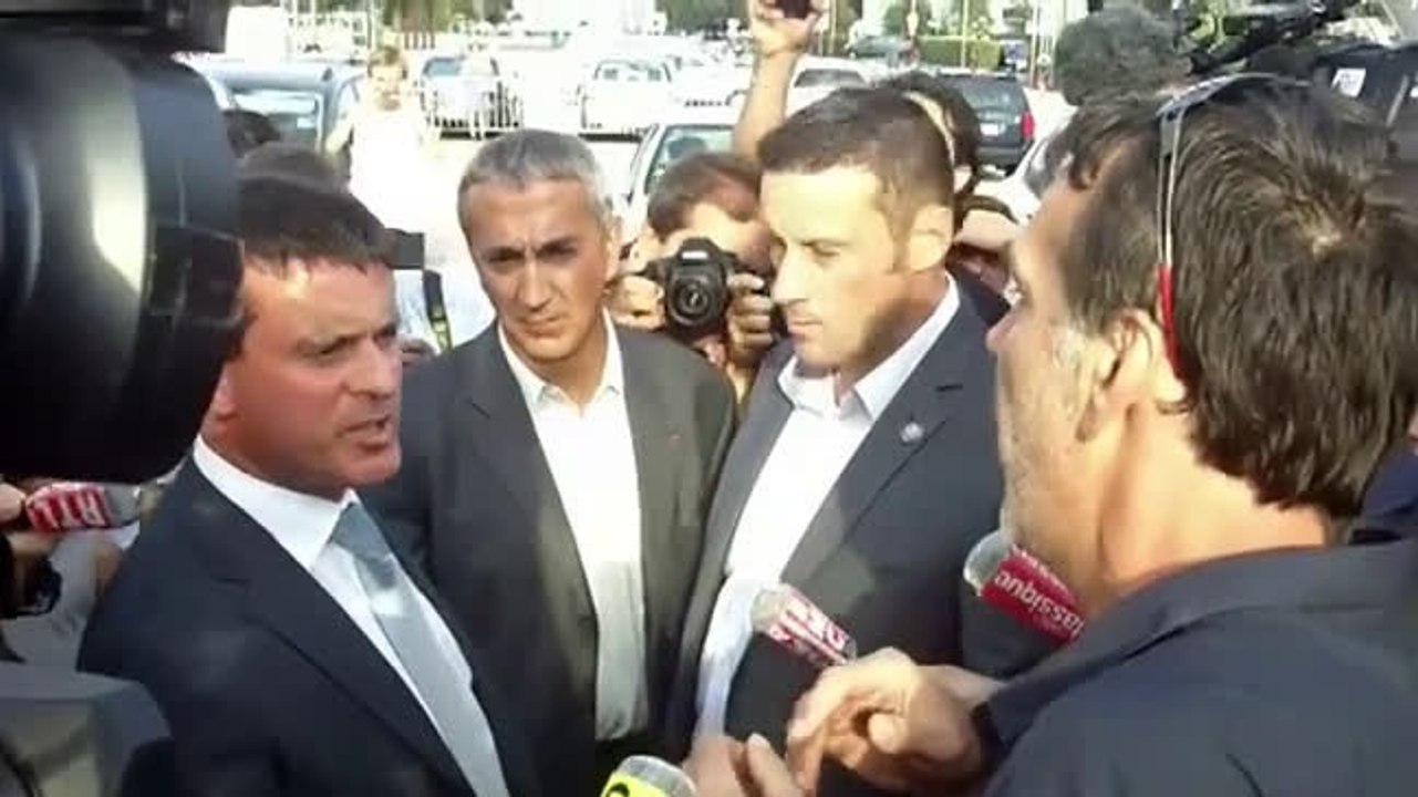 La Rochelle: Manuel Valls interpellé par un entrepreneur en colère