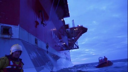 Greenpeace escalade une plateforme pétrolière