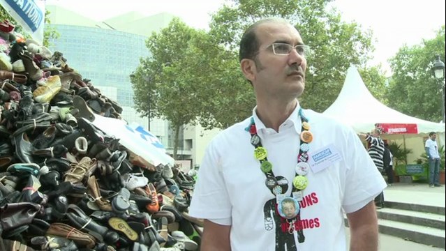 Handicap International: Des chaussures contre les mines antipersonnel à Bastille