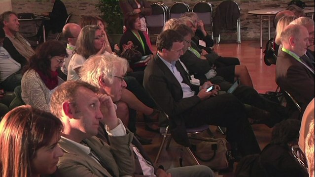 Valls et les Roms: Duflot en appelle à Hollande