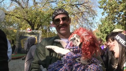 New York: des chiens se déguisent et paradent pour Halloween