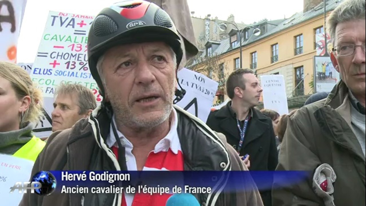 Cavaliers et montures défilent à Paris contre la hausse de la tva