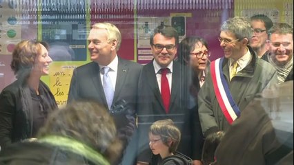 Rythmes scolaires: Ayrault et Peillon en visite dans une école