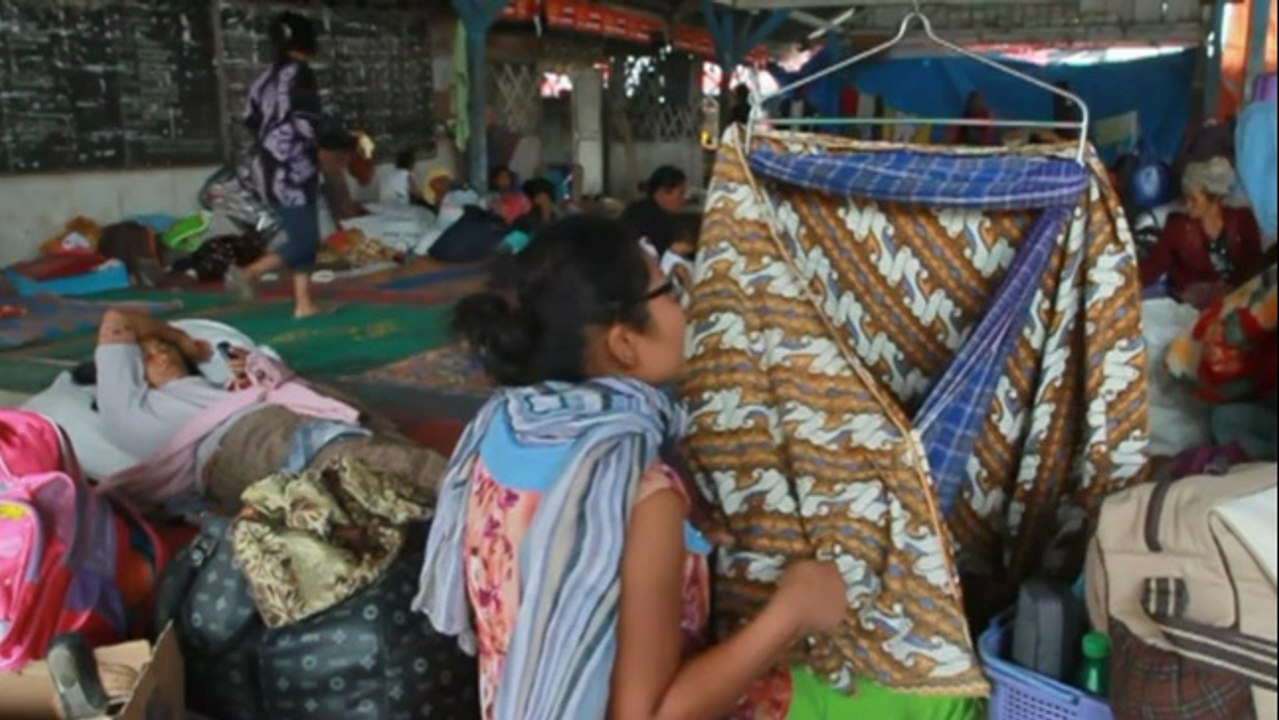 Indonésie : des milliers de personnes fuient un volcan en éruption