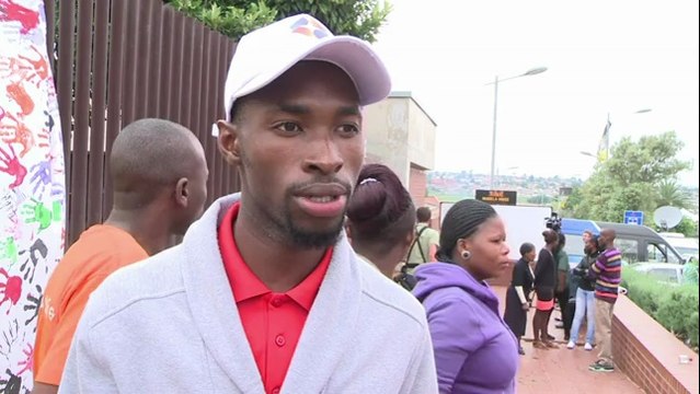 Danses et chants devant l’ancienne maison de Mandela