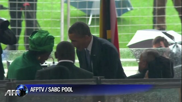 Hommage à Mandela: Barack Obama et Raul Castro se serrent la main