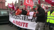 Des centaines de salariés de La Redoute manifestent à Roubaix