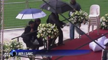 François Hollande et Nicolas Sarkozy arrivent ensemble à l'hommage à Mandela