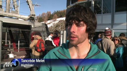 Une highline entre deux téléphériques