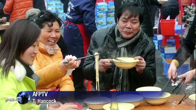 Chine: Des pèlerins admirateurs et nostalgiques viennent se recueillir devant des statues de Mao