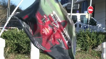 Les fans de Schumacher soutiennent leur champion devant l’hôpital de Grenoble