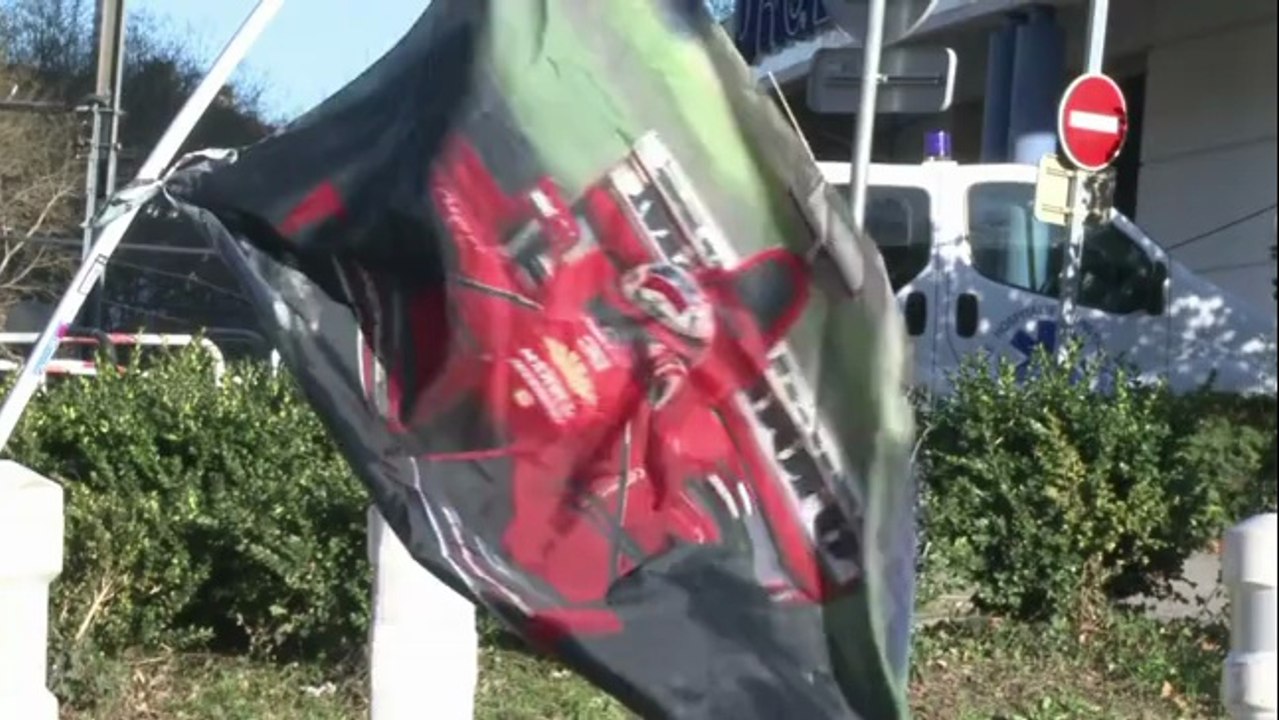 Les fans de Schumacher soutiennent leur champion devant l’hôpital de Grenoble