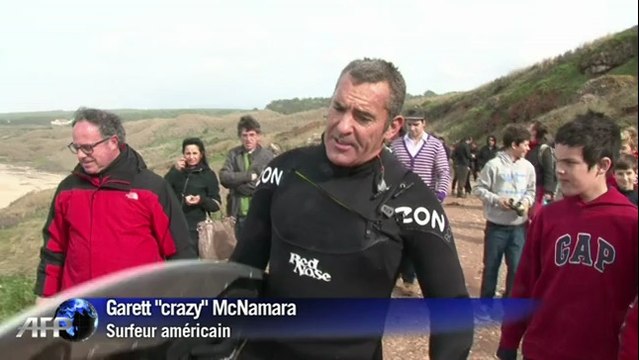 Portugal: le surfeur Garrett Mc Namara teste sa nouvelle planche sur des vagues géantes