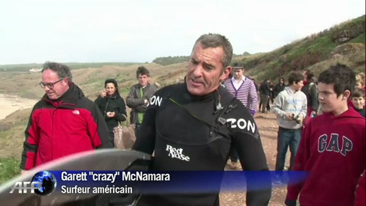 Portugal: le surfeur Garrett Mc Namara teste sa nouvelle planche sur des vagues géantes